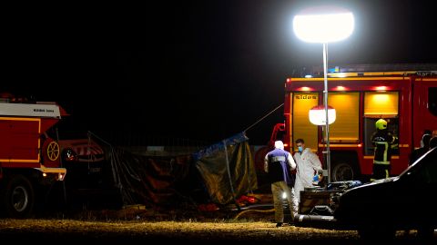 Paramédicos trabajan en la escena de un accidente de tránsito. Foto de archivo.