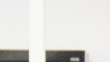 Personal del Departamento de Elecciones del condado de Maricopa cuenta las boletas antes de las elecciones.