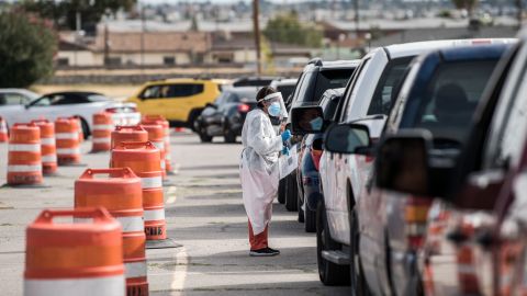 Personas aguardan por pruebas de coronavirus en El Paso.