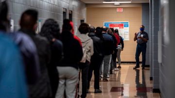 La fila de electores en un centro de votación de Austin, en noviembre de 2020.