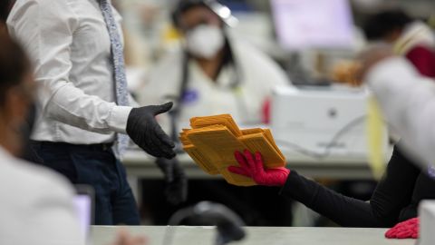 El conteo de votos continúa al día siguiente de las elecciones.