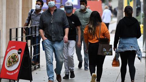 Las personas están obligadas a usar las mascarillas en el condado de Los Ángeles.