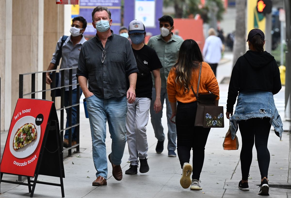 Las personas están obligadas a usar las mascarillas en el condado de Los Ángeles.