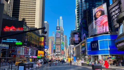 Las multitudes desaparecieron de Time Square en Nueva York en tiempos de pandemia.