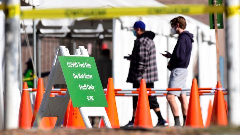 La gente espera en la fila de un sitio de prueba de coronavirus en Los Ángeles, el 10 de noviembre de 2020.