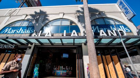 Personas con mascarillas caminan en Hollywood Boulevard el 10 de noviembre de 2020.