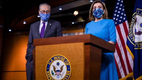 Pelosi y Schumer apuntan que los demócratas ya redujeron su propuesta en $1.2 billones.