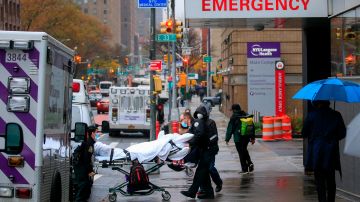 Un paciente es transportado fuera del Tisch Hospital en Nueva York el 13 de noviembre de 2020.