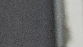 Trabajadores sanitarios recogen a un enfermo con COVID-19 en El Paso.