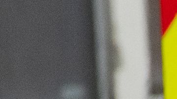 Trabajadores sanitarios recogen a un enfermo con COVID-19 en El Paso.