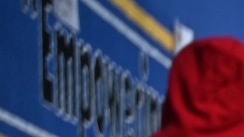 Residentes de bajos ingresos reciben cajas de comida por el Día de Acción de Gracias en Los Ángeles.