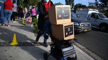 Residentes de bajos ingresos reciben cajas de comida por el Día de Acción de Gracias en Los Ángeles.