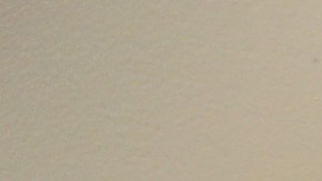 Una mujer administrando una vacuna contra la gripe en un centro CVS en Miami.