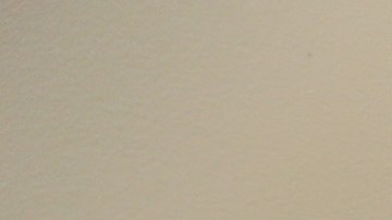 Una mujer administrando una vacuna contra la gripe en un centro CVS en Miami.