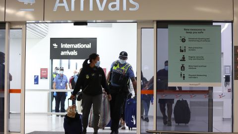 Autoridades sanitarias del Condado de Los Ángeles piden viajar solo si es indispensable por el riesgo de contagios.