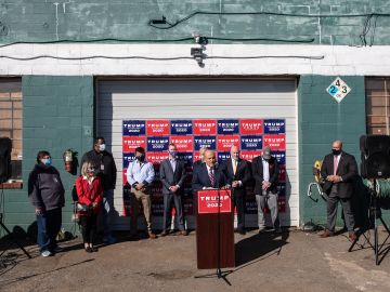 La conferencia de prensa de Giuliani fue a las puertas de una tienda de jardinería.