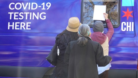 A partir del lunes, los residentes de Chicago solo podrán salir en caso de necesidad.