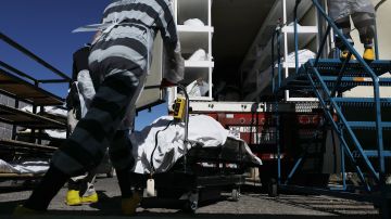 Presos almacenan cadáveres en una morgue temporal en El Paso, Texas.