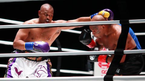Mike Tyson elude un jab de Roy Jones Jr. en el Staples Center.