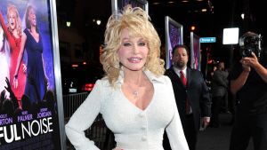 Con 74 años Dolly Parton asegura que seguirá siendo tan joven como le permita su cirujano plástico