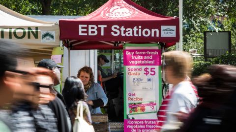 Con los fondos del P-EBT puede adquirir alimentos en supermercados y ferias agrícolas.