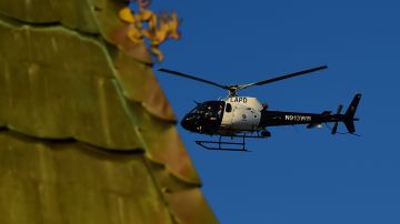 Un helicóptero del LAPD sobrevuela el Teatro Chino de Hollywood.
