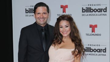 Carolina Sandoval junto a su esposo Nick Hernández.