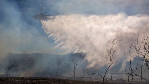 Los Vientos de Santa Ana pueden iniciar y expandir incendios rápidamente.