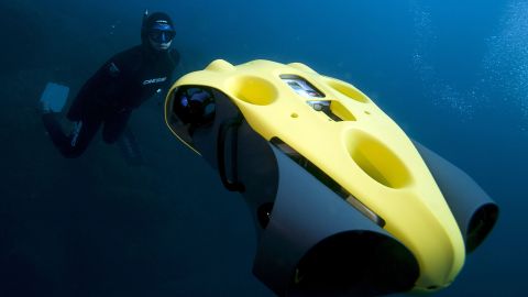 El hombre usó un propulsor submarino para esconderse por más de media hora.