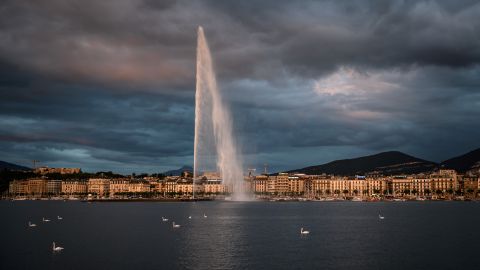 La fuente emblemática de Ginebra, conocida como "Jet d'Eau" .