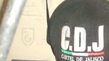 Hallan gorras del Cártel de Jalisco en lugar donde mataron a menor hallado enmaletado