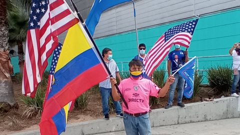 Juan Maldonado junto a un grupo de voluntarios partidarios de Trump. (Suministrada)