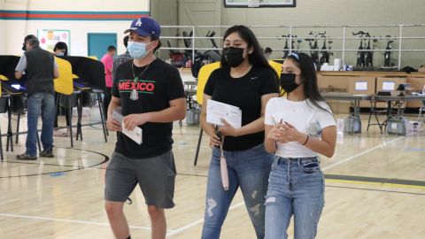 Jóvenes migrantes votan en el este de LA.