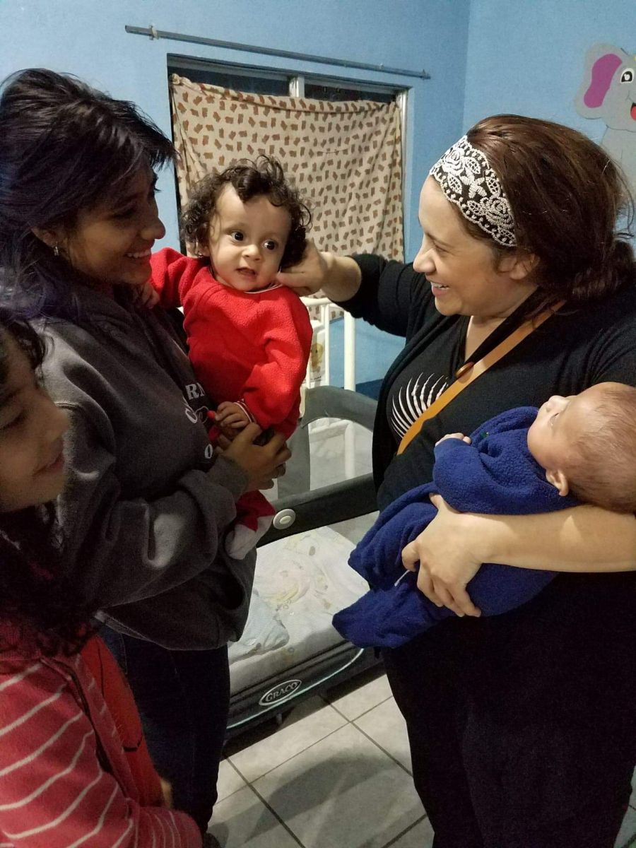 Denisse Motalván habla con una madre en Barberena, Santa Rosa, Guatemala, donde vive la comunidad a la que ayuda. 