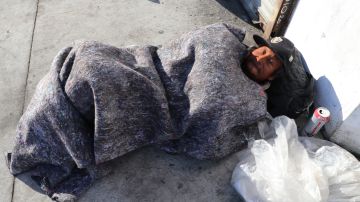 Francisco Cruz, de 55 años, se abriga con una manta durante una fría mañana. / fotos: Jorge Luis Macías.