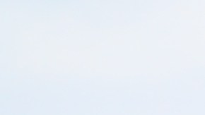 Manuel “Many” Jiménez entrega alimentos a Marta Minaya.