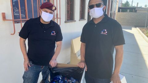 Héctor Barajas consigue su primer empleo con Diego García, creador de una organización de reciclaje para ayudar a veteranos. (Araceli Martínez/La Opinión)