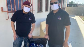 Héctor Barajas consigue su primer empleo con Diego García, creador de una organización de reciclaje para ayudar a veteranos. (Araceli Martínez/La Opinión)