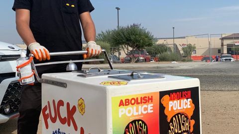 Joseph Escobar, "Joe Paleta", crea paletas artísticas contra ICE. (Cortesía Joseph Escobar)