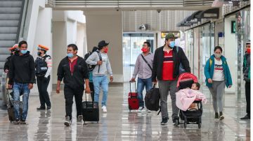 Autoridades sanitarias de Los Ángeles advierten del riesgo de viajar a otras localidades con alto índice de contagios.