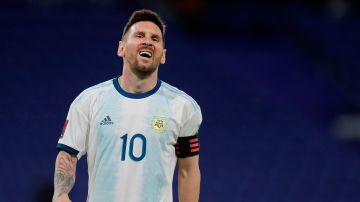 Messi-VAR-paraguay