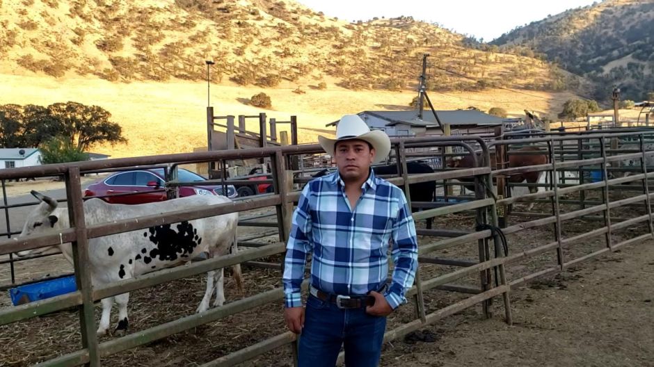 Miguel Martínez en su rancho de California