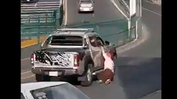Autoridades buscan al responsable de atropellar a una mujer en la Ciudad de México.