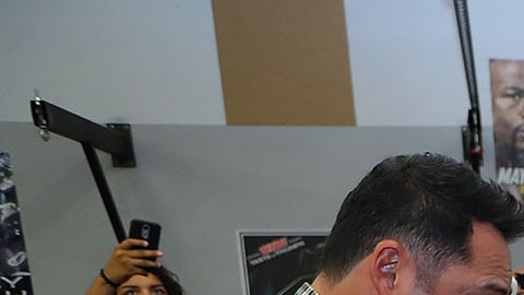 De la Hoya con niños en un evento comunitario.