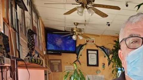 Don Jaime Pérez de los restaurantes de mariscos Los Arcos del Valle de San Fernando preocupado por nuevas medidas restrictivas. (Cortesía Jaime Pérez)