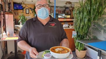 Don Jaime Pérez de los restaurantes de mariscos Los Arcos del Valle de San Fernando preocupado por nuevas medidas restrictivas. (Cortesía Jaime Pérez)