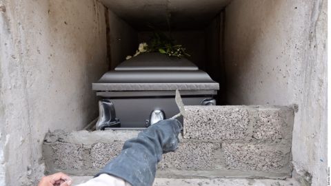 Los latinos están batallando para pagar los funerales de las víctimas de COVID-19. (Agencia Reforma)
