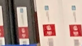 Diversas familias siguen una rutina de limpieza para protegerse al volver del supermercado.