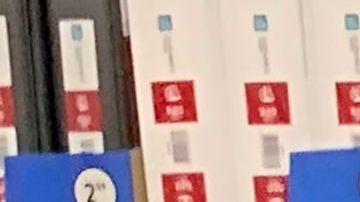 Diversas familias siguen una rutina de limpieza para protegerse al volver del supermercado.