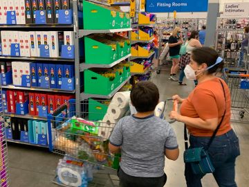 Diversas familias siguen una rutina de limpieza para protegerse al volver del supermercado.